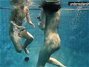 2 wonderful amateurs showing their bodies off under water